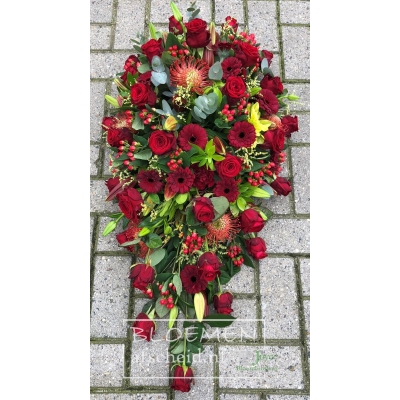 Rode druppelvorm van rode rozen en rode gerbera's